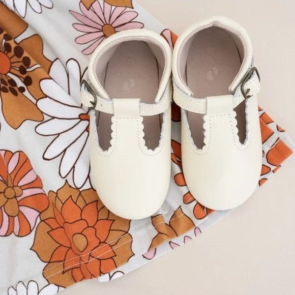 Riley T-Straps - Scalloped - Pale Yellow - Picture 3 of 15